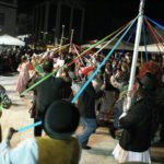 “Εύθυμα και έθιμα”-Γνήσιο ελληνικό αποκριάτικο γλέντι στην πλατεία Αγίας Λαύρας