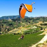 Εντυπωσίασαν οι πτήσεις επίδειξης με αλεξίπτωτο πλαγιάς, που διοργάνωσαν οι αμπελώνες RIRA στο πλαίσιο των “Οινοξένεια 2014”