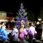 Φωτίστηκε το χριστουγεννιάτικο δέντρο στις Καμάρες (βίντεο)