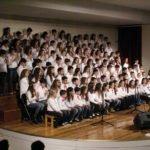 Χαμόγελο και συγκίνηση στη συναυλία-αφιέρωμα στη φιλία, από τρία Δημοτικά Σχολεία της Αιγιάλειας (βίντεο)