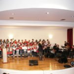 Συγκινησιακά φορτισμένο το αφιέρωμα στο Μίκη Θεοδωράκη, που παρουσιάστηκε από το 2ο Δημοτικό Σχολείο Αιγίου