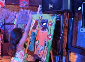 Εγκαινιάστηκε η έκθεση ζωγραφικής του Αλεσσάντρο ντε Μαρτίνο «Life on social glass» στα Παλαιά Σφαγεία Αιγίου ekthesi-7