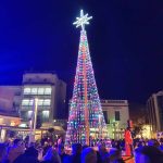 Πλήθος κόσμου στη φωταγώγηση του Χριστουγεννιάτικου Δέντρου στην πλατεία Αγίας Λαύρας